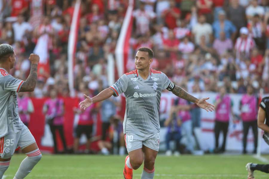 Alan Patrick comemora primeiro gol do Inter Alan Patrick comemora primeiro gol do Inter