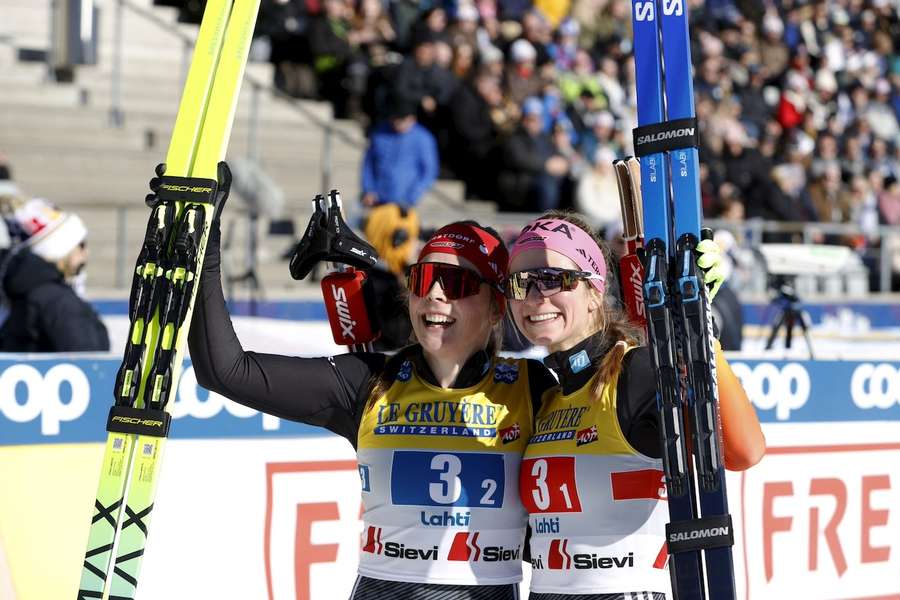 Coletta Rydzek und Laura Gimmler bejubeln ihren Teamspring-Sieg in Lahti.