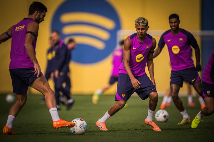 Lamine Yamal, entrenando