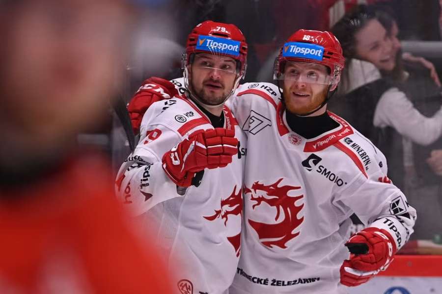 Třinec za pomoci dvoch gólov Hudáčka (vľavo) vedie v sérii 2:0.