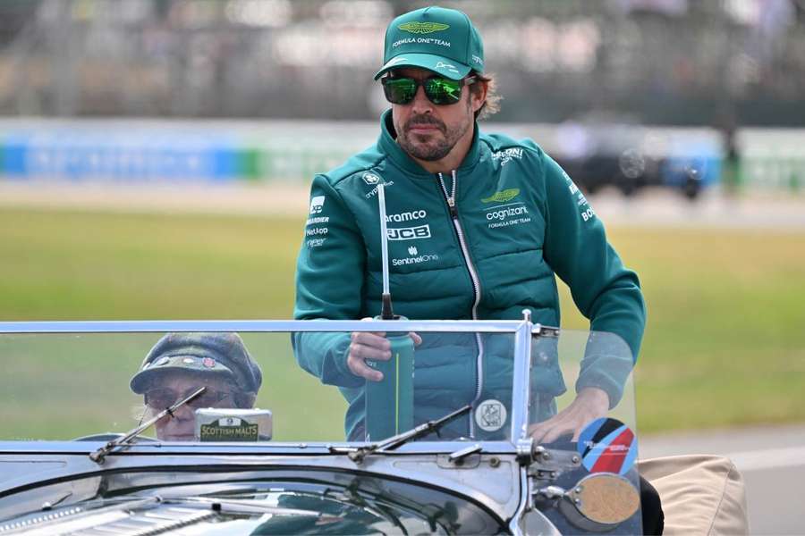 Alonso, durante el desfile previo a la carrera.