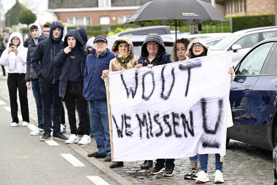 Fans mit einem Banner für Wout van Aert in Flandern.