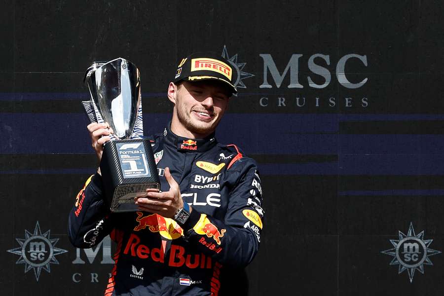 Verstappen com o troféu de vencedor do GP da Bélgica