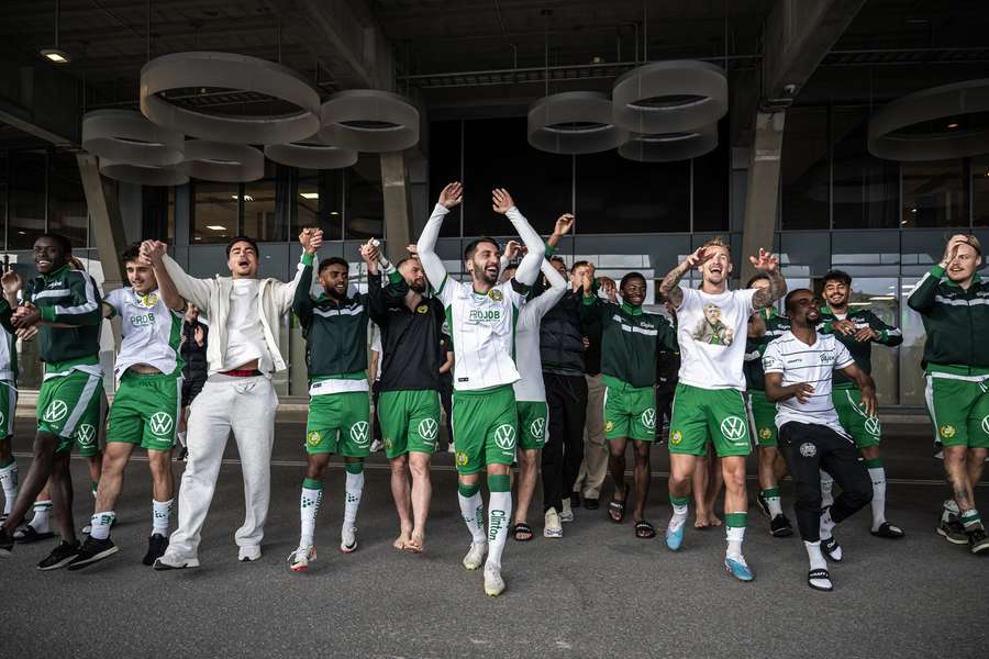 De spelers van Hammarby vieren de overwinning buiten het stadion