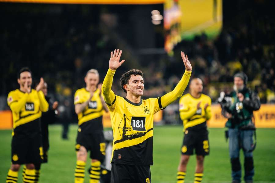 Mateu Morey , do Dortmund, é aplaudido pelos adeptos