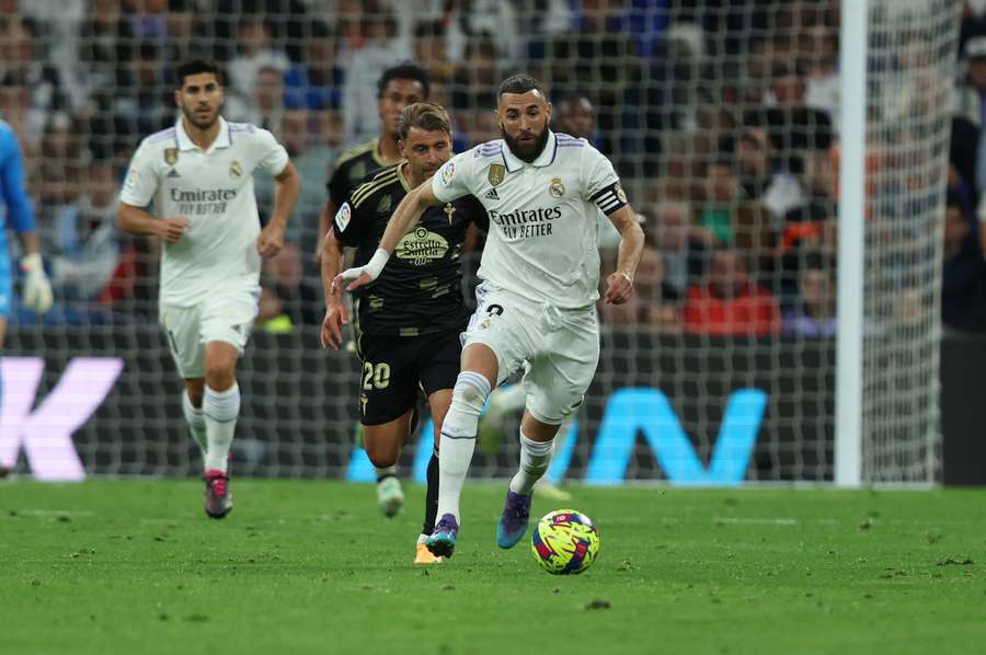 Karim Benzema conduce el balón durante un partido del Real Madrid.