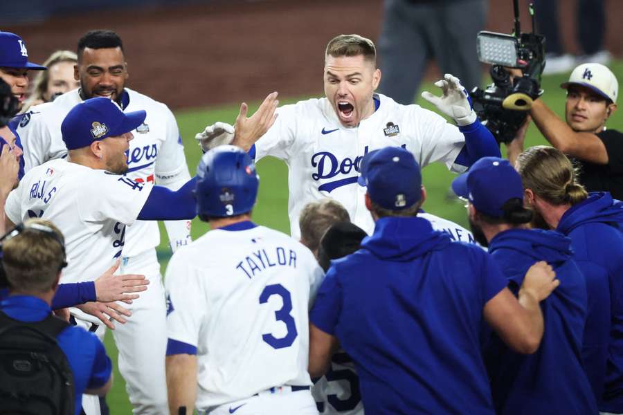 Freeman celebra con sus compañeros de equipo