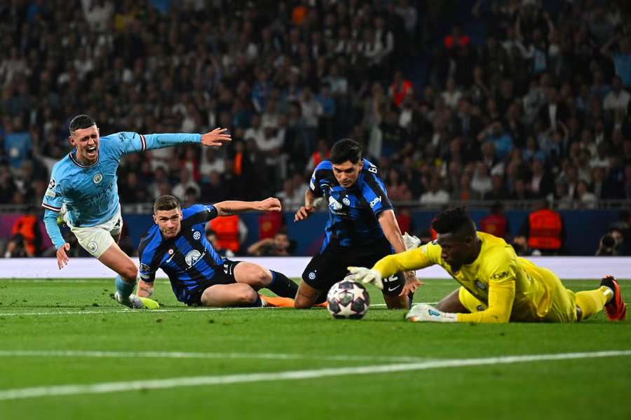 Phil Foden mohl zvýšit na 2:0, Onana ale skvěle zasáhl