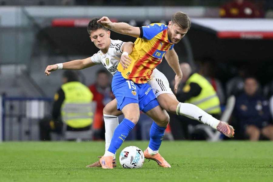 Lucas Beltrán protege el balón bajo la presión de Arda Güler Lucas Beltrán protege el balón bajo la presión de Arda Güler
