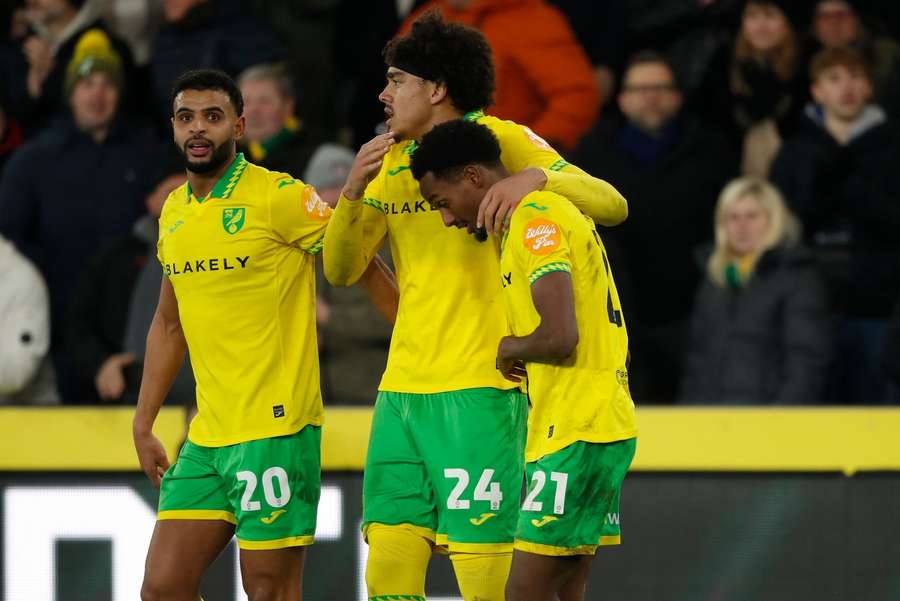 Makama festeja com Ali Ahmed, autor do golo da vitória do Norwich Makama festeja com Ali Ahmed, autor do golo da vitória do Norwich