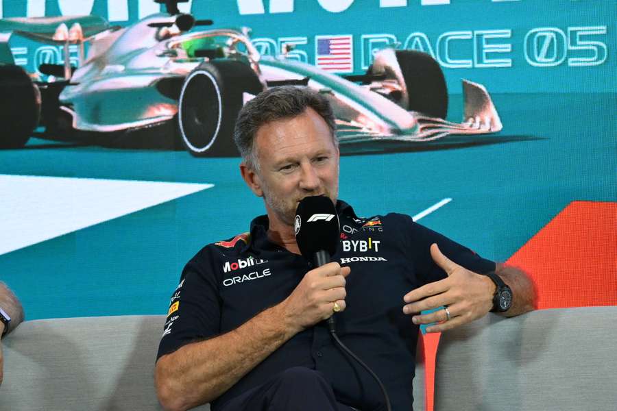 O chefe de equipa da Red Bull Racing, Christian Horner, participa numa conferência de imprensa