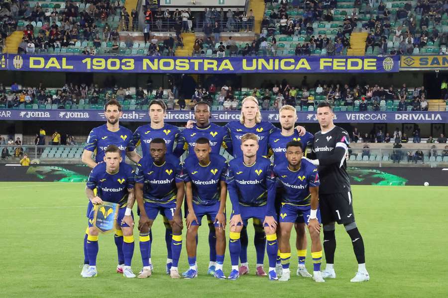 Il Verona in campo contro il Lecce