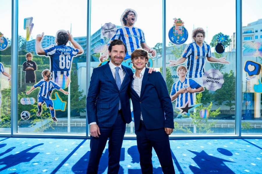 Rodrigo Mora aux côtés d'André Villas-Boas.
