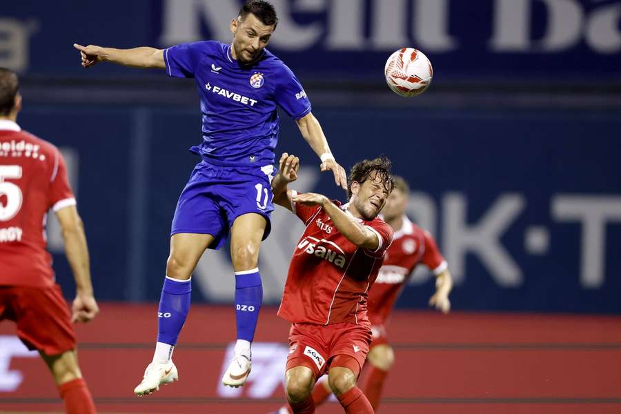 Arber Hoxha de la  Dinamo în acțiune contra lui Lucien Dahler