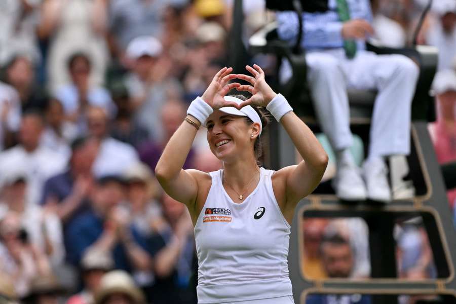 La suiza Belinda Bencic celebra su victoria sobre la rusa Mirra Andreeva