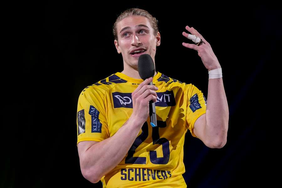 Juri Knorr verabschiedet sich in der Halle von den Fans.