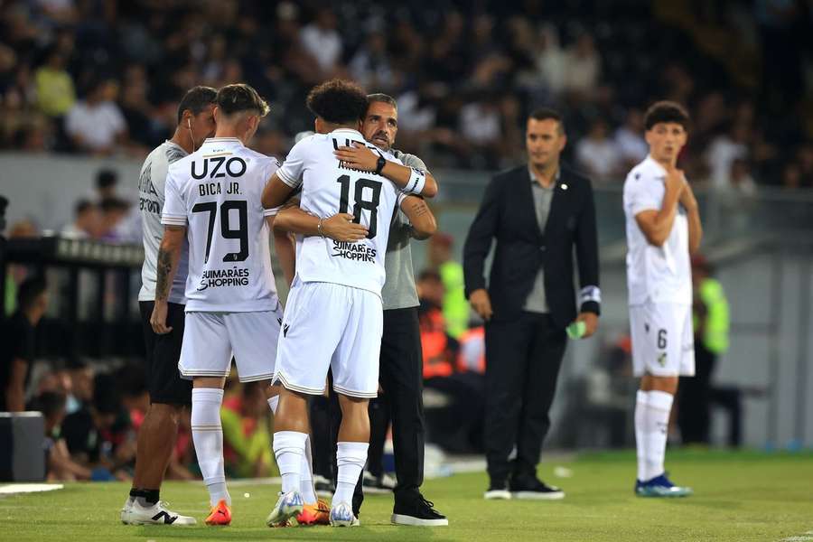 Rui Borges, treinador do Vitória de Guimarães, cumprimenta o seu jogador Telmo Arcanjo