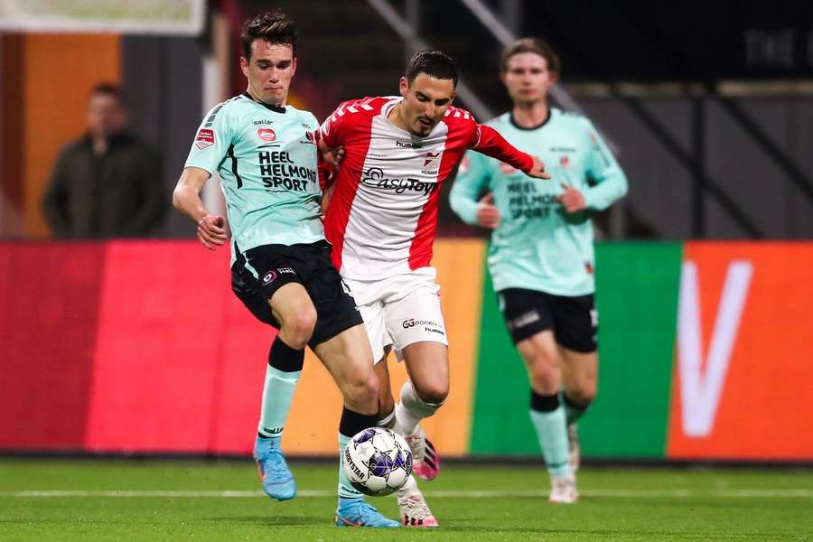 FC Emmens Rui Mendes in duel met Helmond Sports Boyd Reith tijdens de vorige ontmoeting op 1 maart 2022