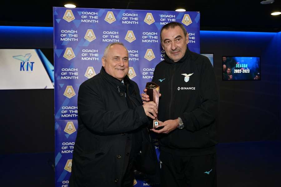 Claudio Lotito entrega a Maurizio Sarri o troféu de treinador do mês (março de 2023)