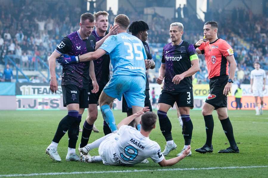 Šlágr mezi Libercem a Slavií byl plný soubojů a faulů.
