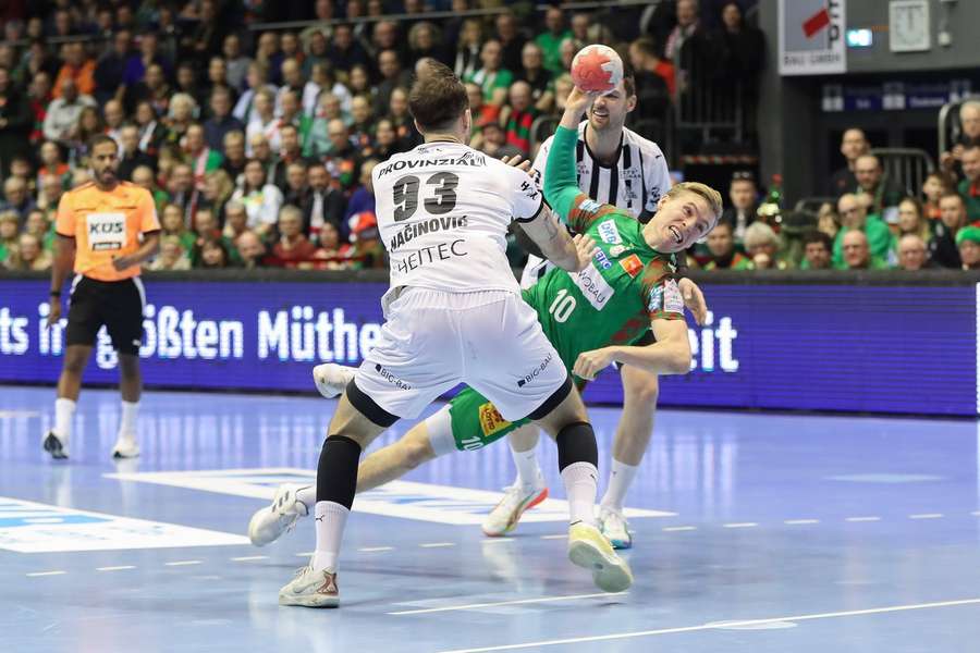 Kristjansson (r.) im Zweikampf mit Nacinovic Kristjansson (r.) im Zweikampf mit Nacinovic