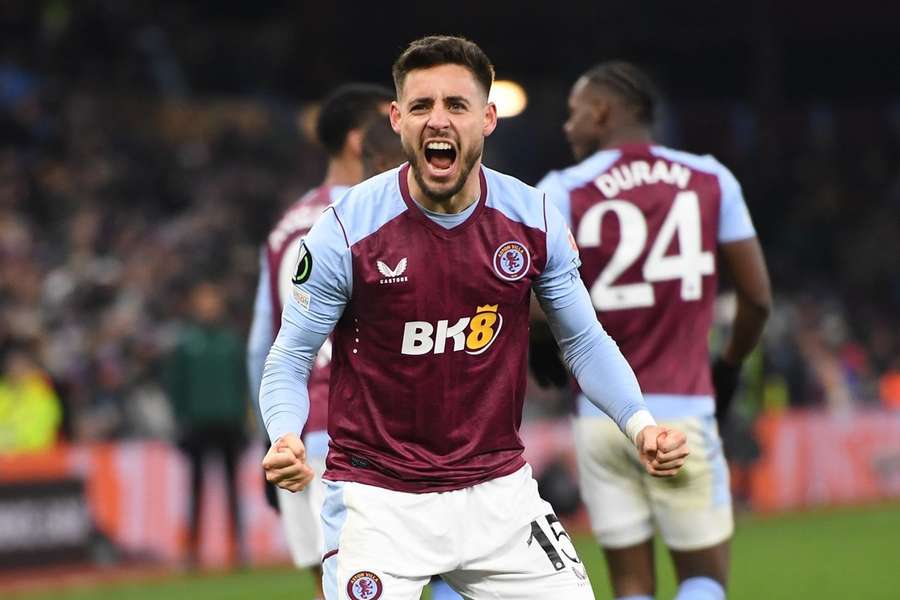 Alex Moreno viert de tweede goal van Aston Villa