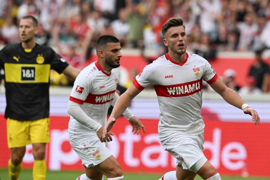 Ermedin Demirovic en Deniz Undav vieren de 2-0 van Stuttgart