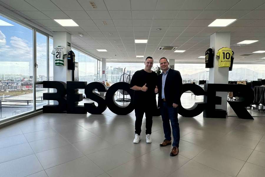 Manu Heredia (izquierda) y Patrick Dzurenda (derecha), en las oficinas de BeSoccer en Málaga