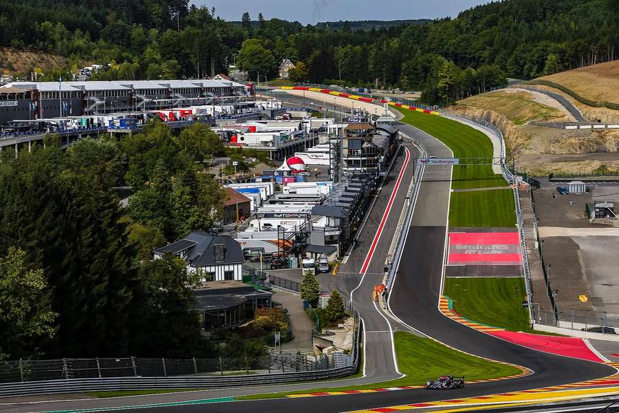 Blick auf das Fahrerlager und den Boxenausgang von Spa-Francorchamps