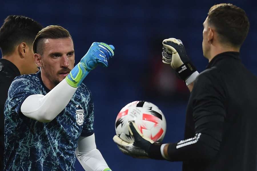 Franco Armani saluda al Dibu Martínez con la selección argentina