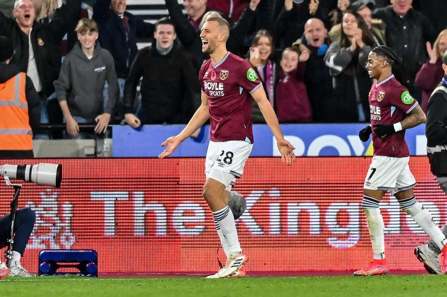 Souček slaví zásah do sítě Burnley.