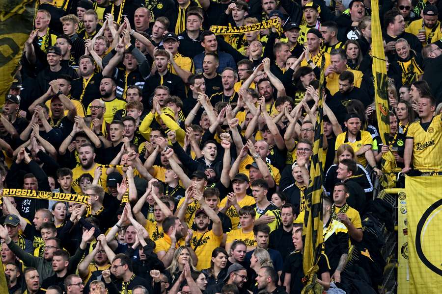 Die Fans in Dortmund warten noch vergeblich auf den ersten Treffer des Spiels.