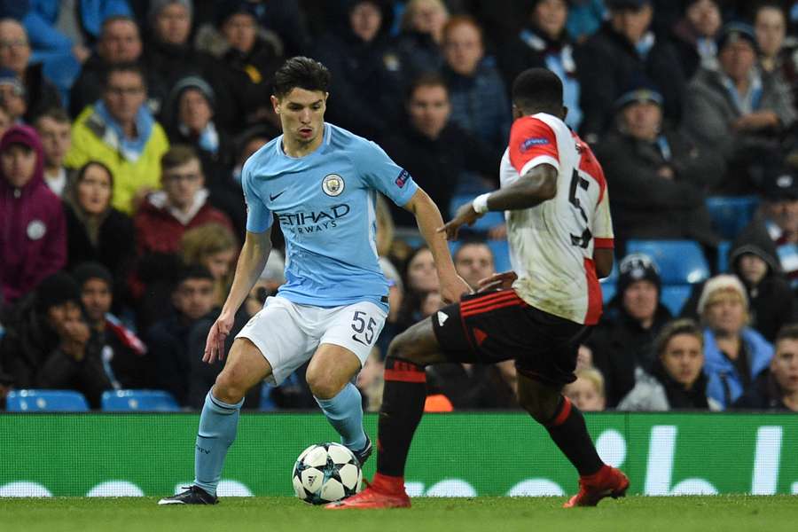 Brahim Díaz (Manchester City) au duel avec Ridgeciano Haps (Feyenoord) lors d’un match de Ligue des champions à l’Etihad Stadium, le 21 novembre 2017.