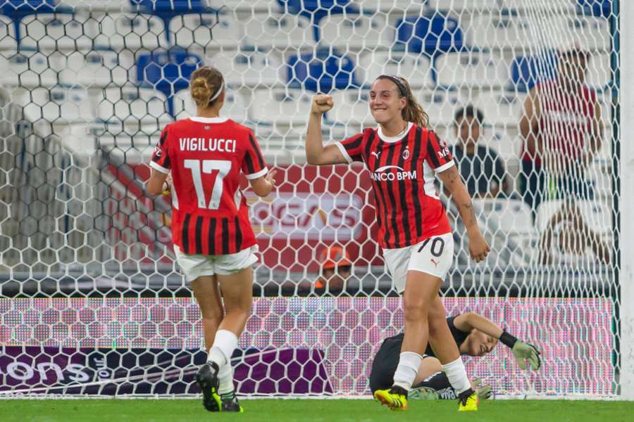 Gloria Marinelli celebra un gol con el Milan