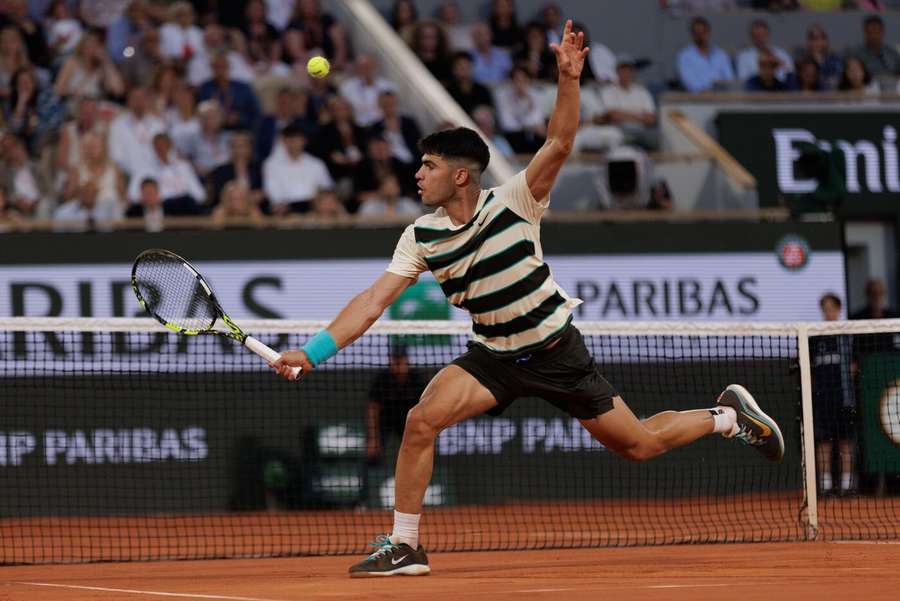 Carlos Alcaraz se na postup nadřel.