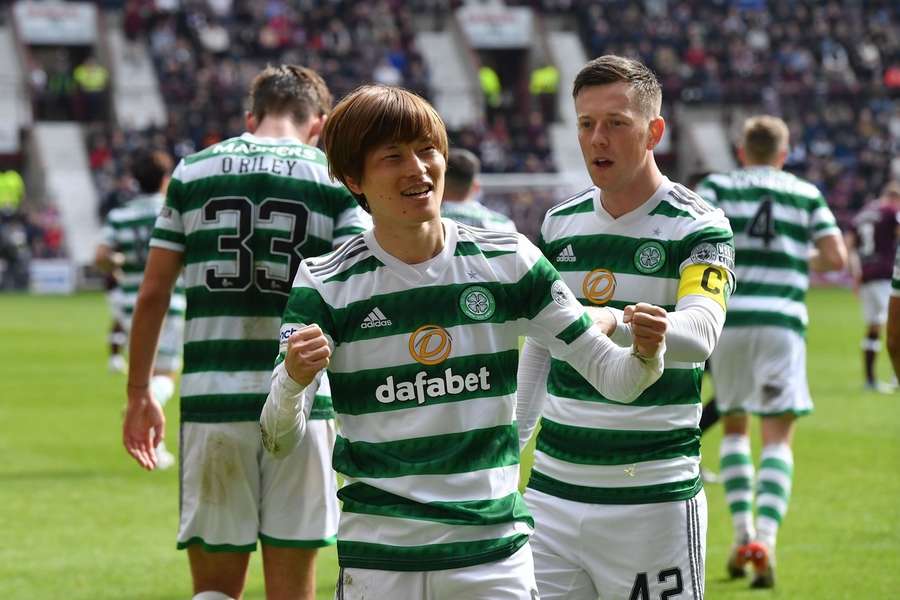 Kyogo Furuhashi bejubelt das vorentscheidende 1:0 für Celtic gegen Heart of Midlothian.
