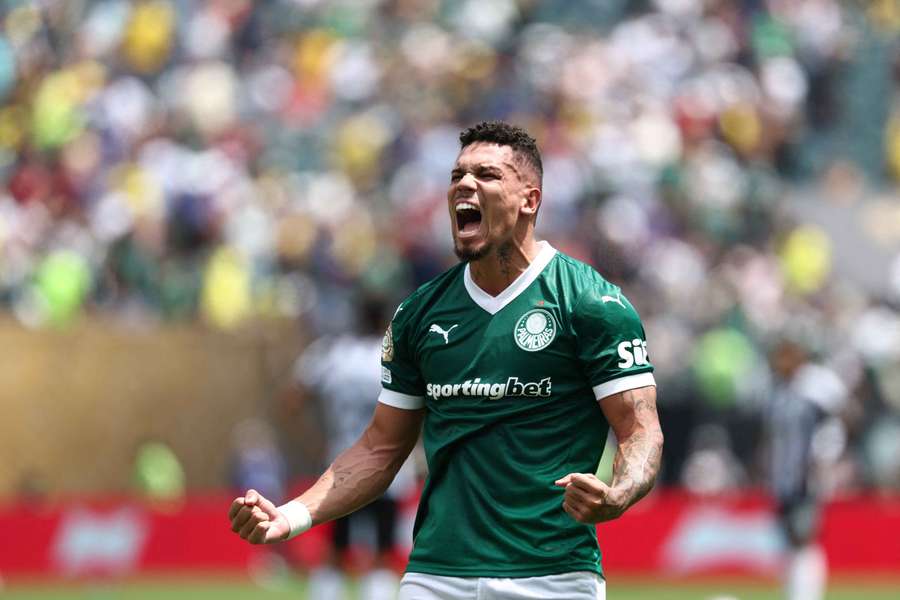 Paulinho cieszy się z gola dla Palmeiras