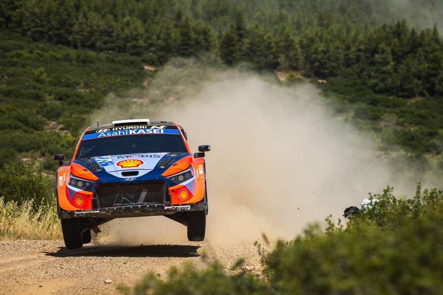 Ott Tänak vede o více než 43 sekund.