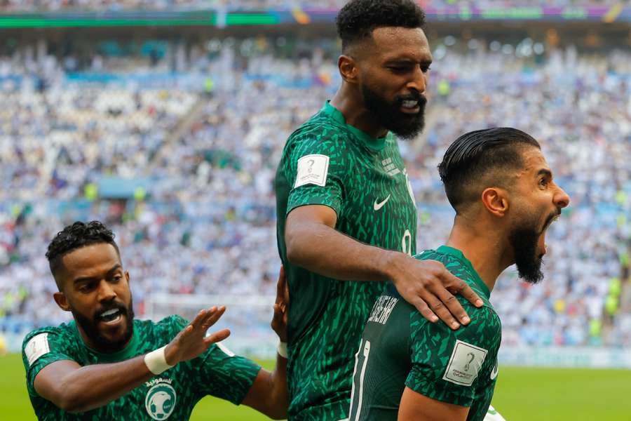 Los jugadores de Arabia Saudí celebran el primer gol de los Halcones Verdes.