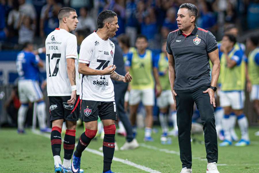 Jair Ventura viu Vitória ser superado pelo Cruzeiro na última rodada Jair Ventura viu Vitória ser superado pelo Cruzeiro na última rodada