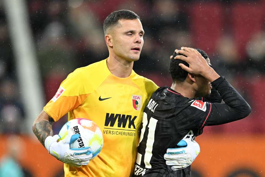 FCA-Schlussmann Rafa Gikiewicz (li.) tröstet Leverkusen-Angreifer Adli