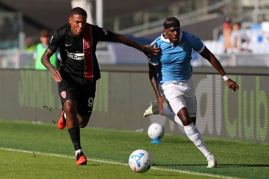 Nuno Tavares tenta fugir a Folarunsho Nuno Tavares tenta fugir a Folarunsho