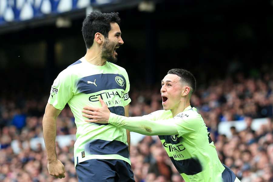 Ilkay Gundogan viert zijn goal met Phil Foden (R)