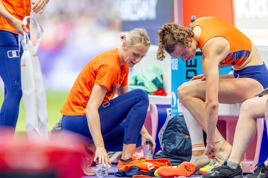 Sofie Dokter (r) en Anouk Vetter tijdens de meerkamp