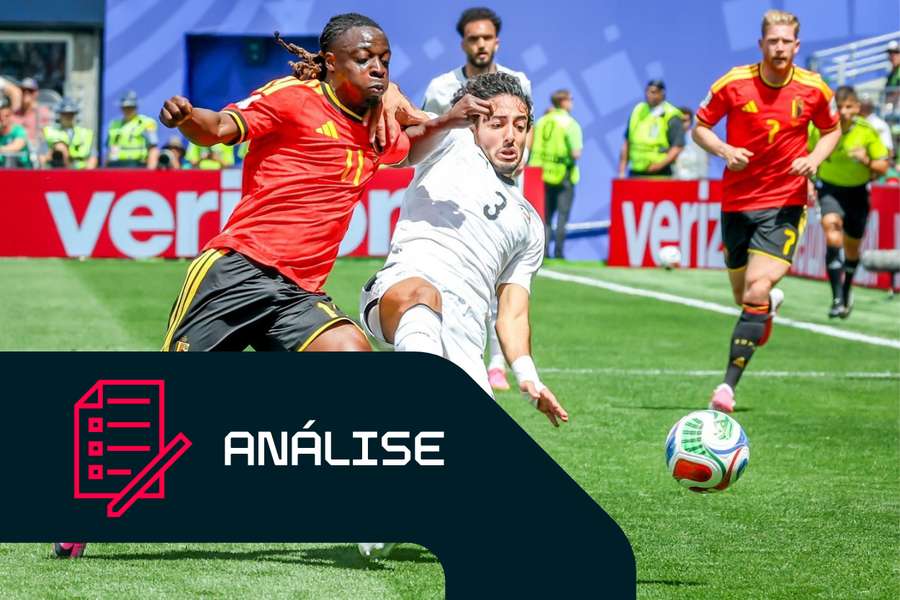 O médio belga Jeremy Doku e o defesa egípcio Mohamed Hany disputam a bola