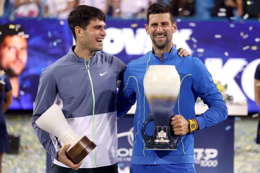 Djokovic e Alcaraz receberam os troféus de campeão e vice