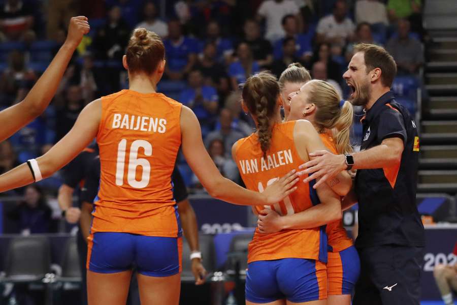 Nederland staat na een eclatante zege in de halve finale van het EK