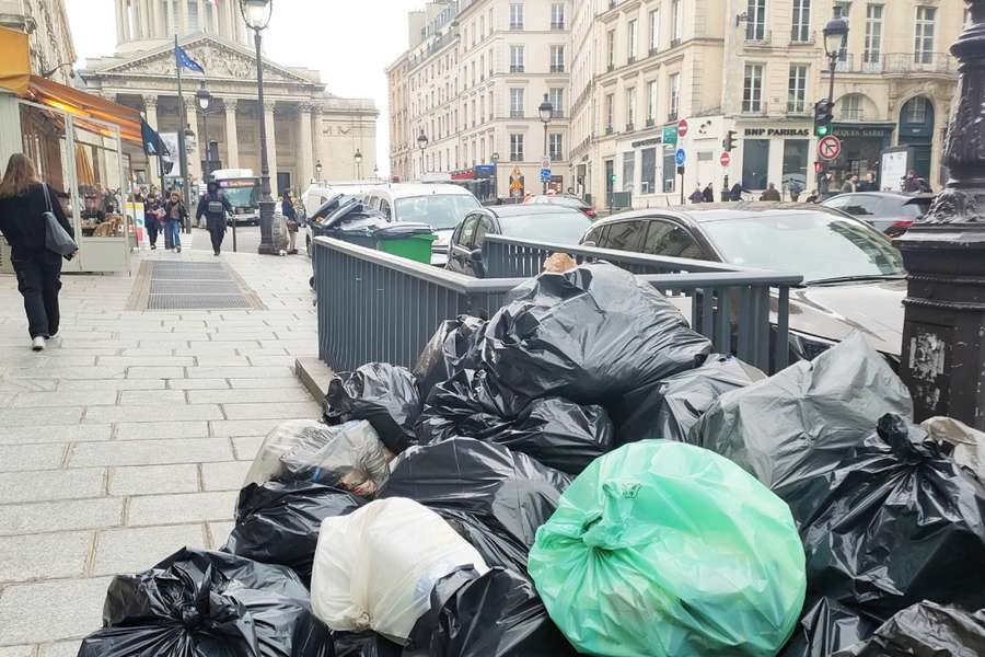 Montaña de basura frente al Panteón, en París.
