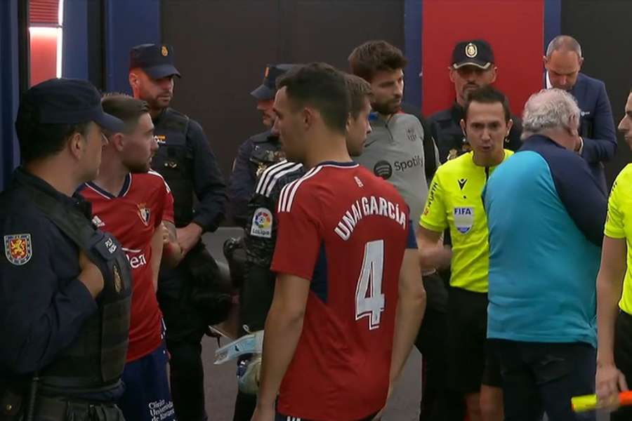 Piqué foi expulso e perseguiu o árbitro no último jogo da carreira