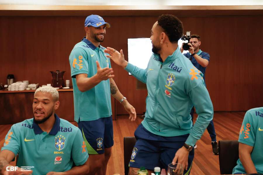 Matheus Cunha cumprimenta goleiro Weverton, convocado para substituir Alisson Matheus Cunha cumprimenta goleiro Weverton, convocado para substituir Alisson